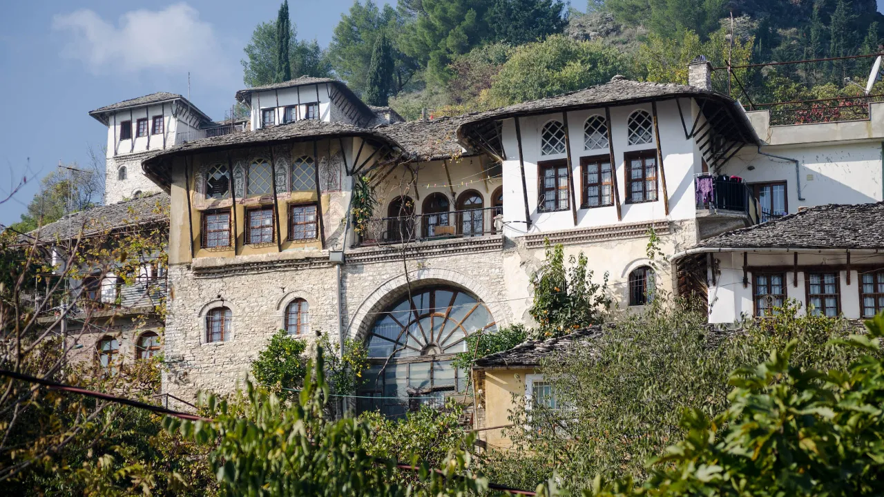 Traditionelle osmanniske huse i Gjirokastër, Albanien Traditionelle osmanniske huse i Gjirokastër, Albanien