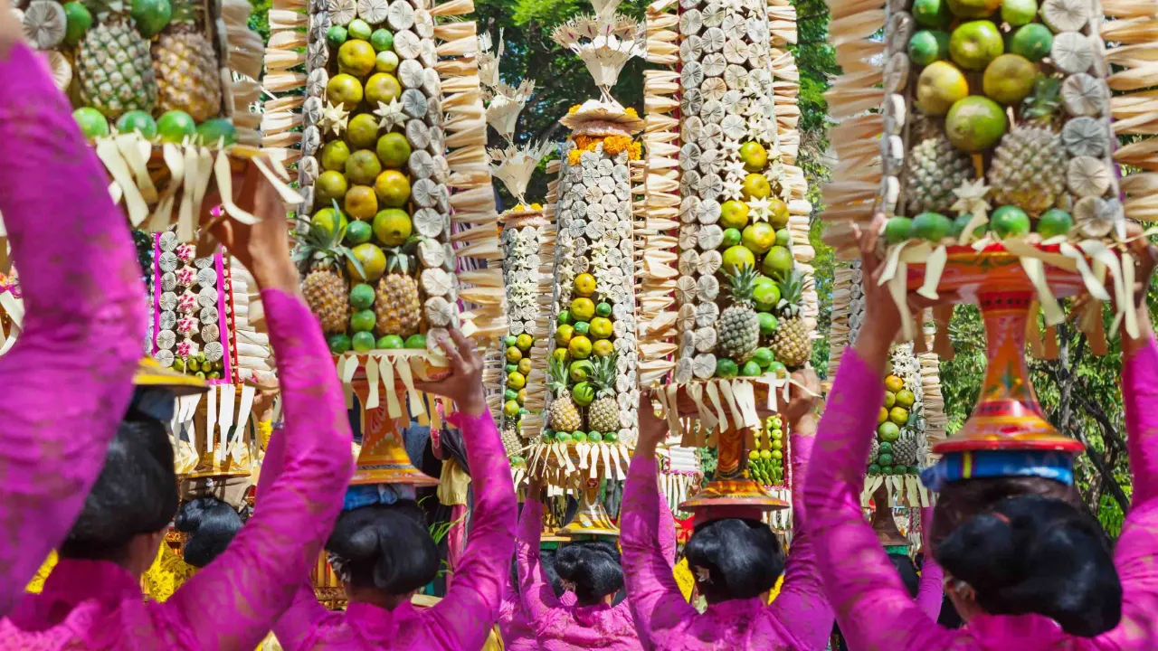 Balinesiske kvinder i traditionelle dragter under religiøs festival på Bali