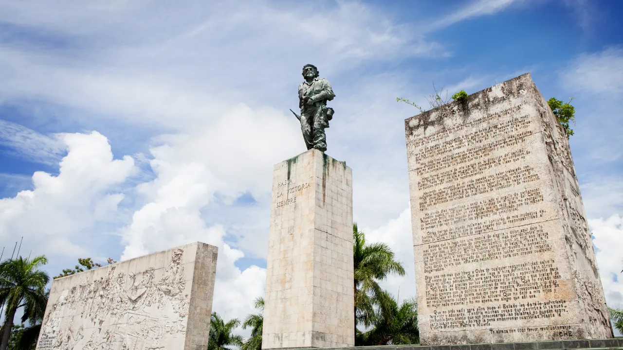 På stenen til højre er Che Guevaras afskedsbrev til Fidel Castro indgraveret
