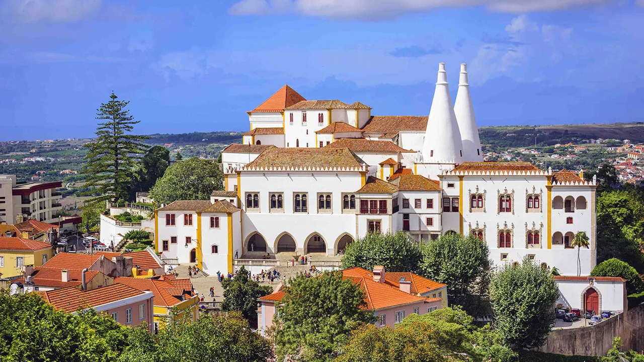 Sintra Nationalpalads med de karakteristiske kegleformede skorstene