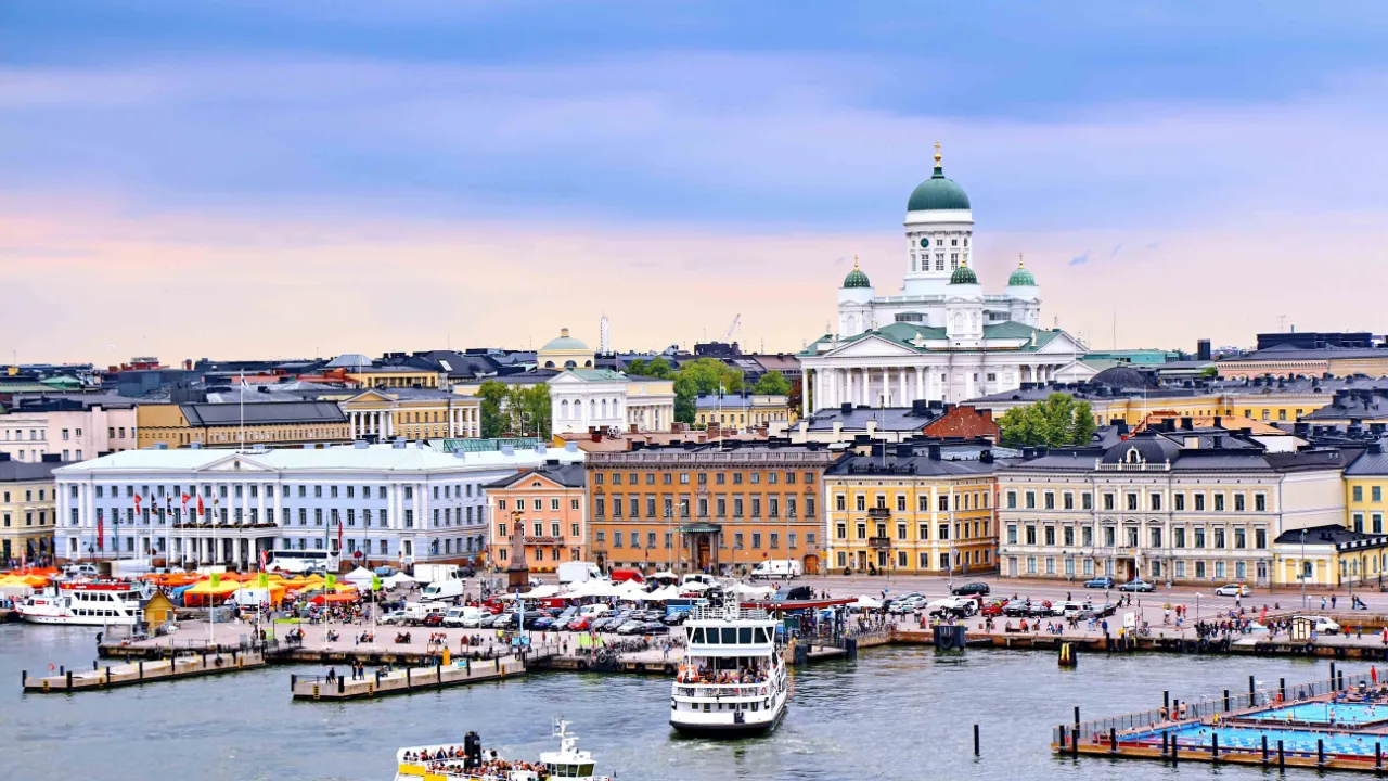 Helsinki havn med udsigt til den ikoniske Domkirke