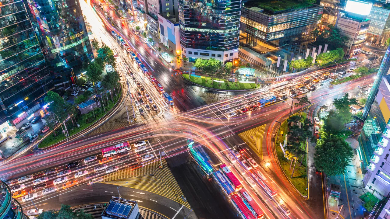 Gangnam i Seoul – et moderne forretningskvarter, berømt for sin skyline, natteliv og travle gader Gangnam i Seoul – et moderne forretningskvarter, berømt for sin skyline, natteliv og travle gader