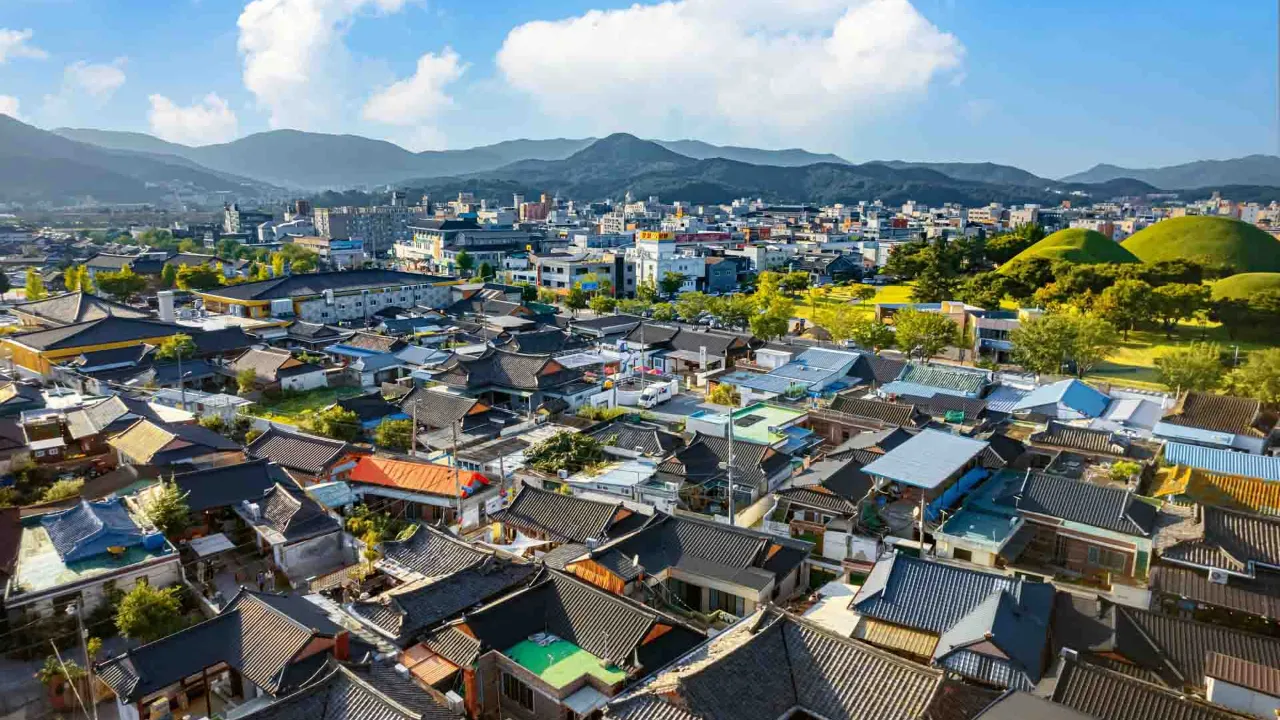 Hwangridan-gil i Gyeongju – et charmerende område, hvor traditionelle hanok-huse møder moderne caféer og butikker Hwangridan-gil i Gyeongju – et charmerende område, hvor traditionelle hanok-huse møder moderne caféer og butikker