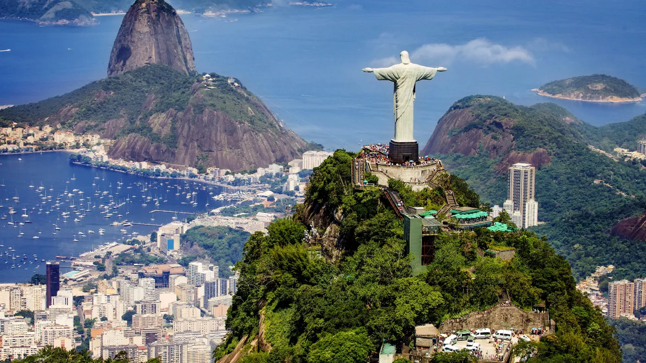 Fra toppen af Corcovado-bjerget våger Cristo Redentor over Rio de Janeiro