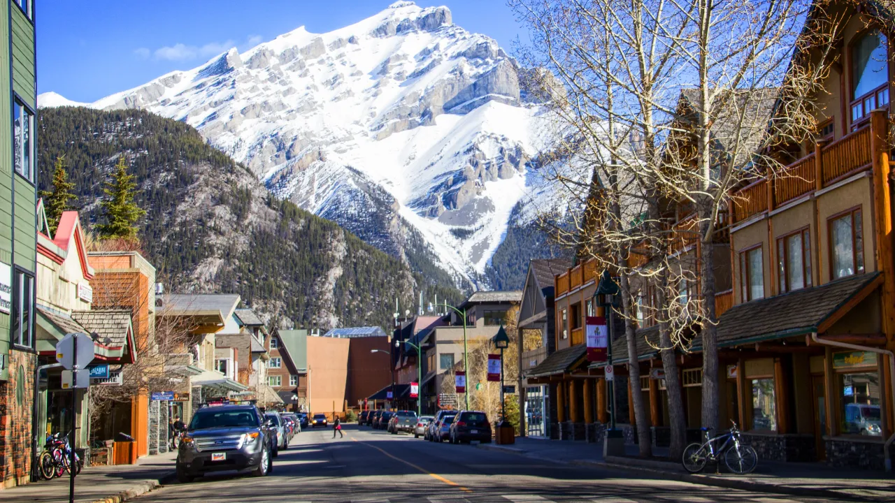 Banffs hovedgade med udsigt til de sneklædte Rocky Mountains