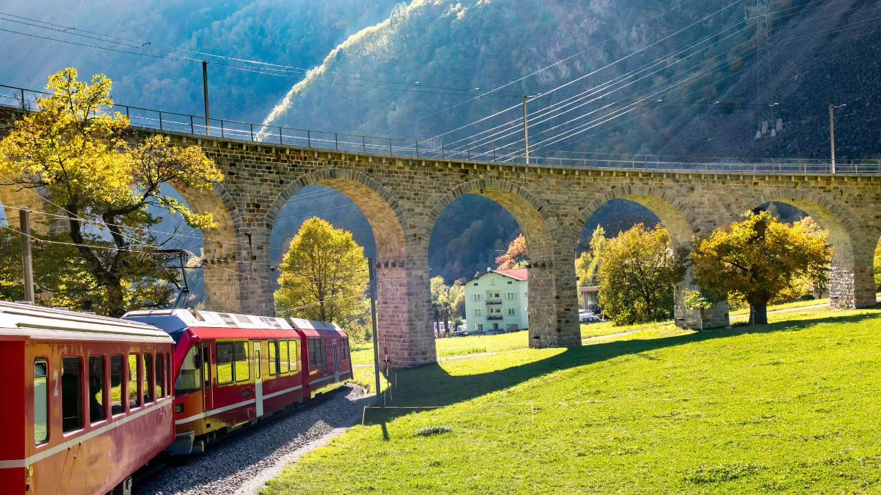 Bernina Expressen kører over (eller under) mere end 50 broer Bernina Expressen kører over (eller under) mere end 50 broer