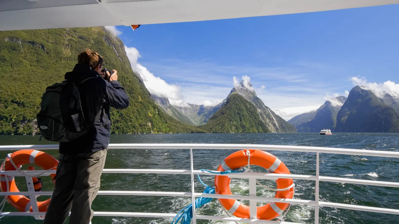 Milford Sound, set fra båddækket, med det karakteristiske bjerg Mitre Peak