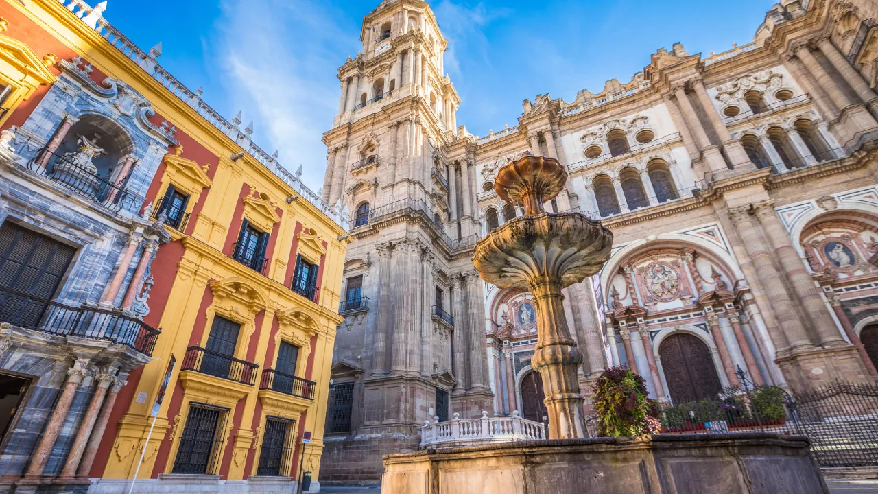 Málaga-katedralen i den gamle bydel er kendt for sit imponerende klokketårn