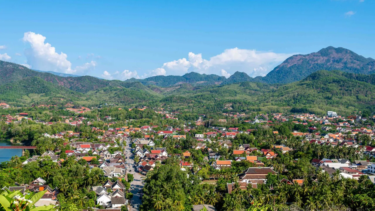 Udsigt over Luang Prabang omgivet af frodige bjerge, Laos Udsigt over Luang Prabang omgivet af frodige bjerge, Laos