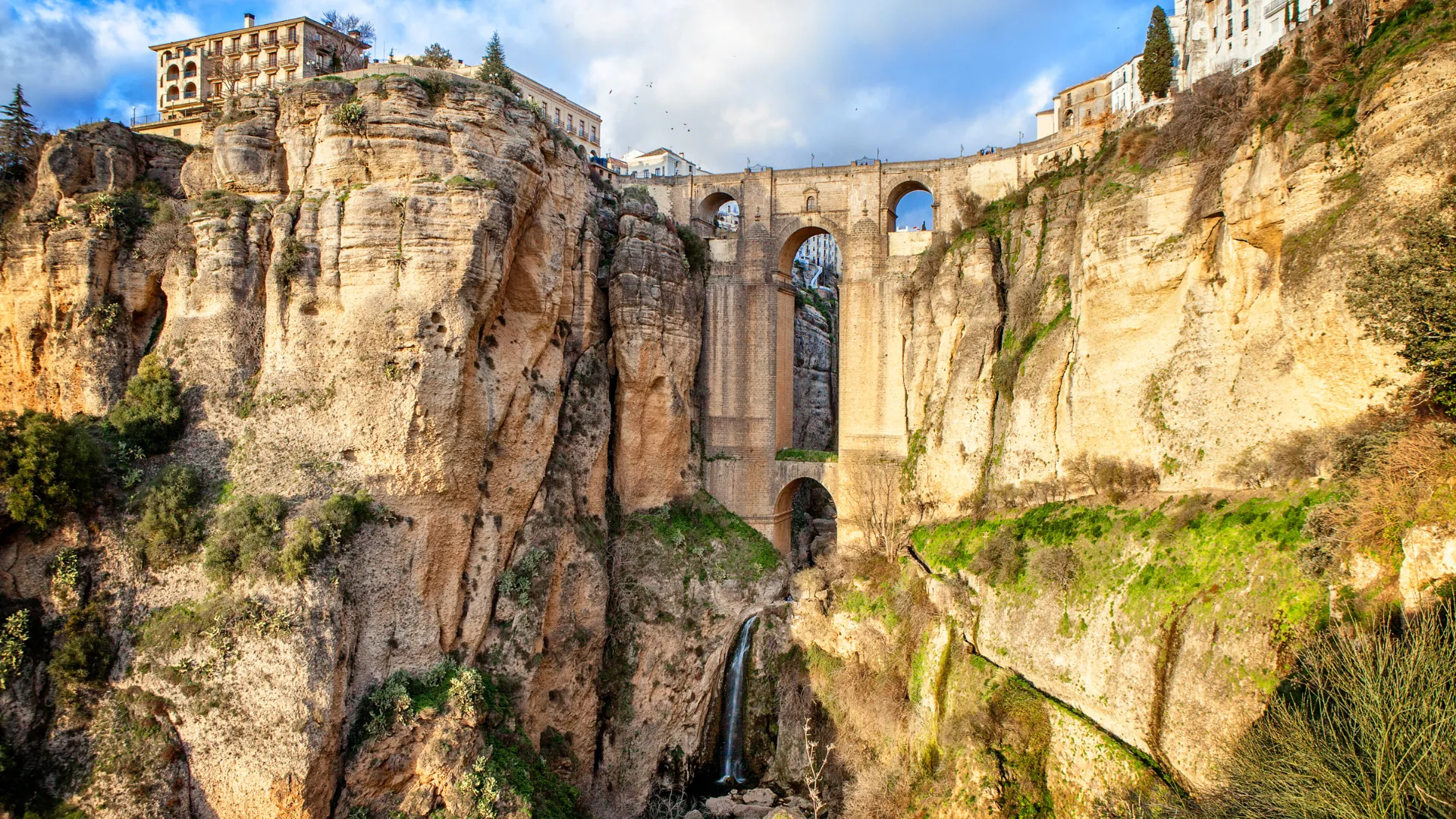 Den spektakulære Puente Nuevo-bro i Ronda Den spektakulære Puente Nuevo-bro i Ronda
