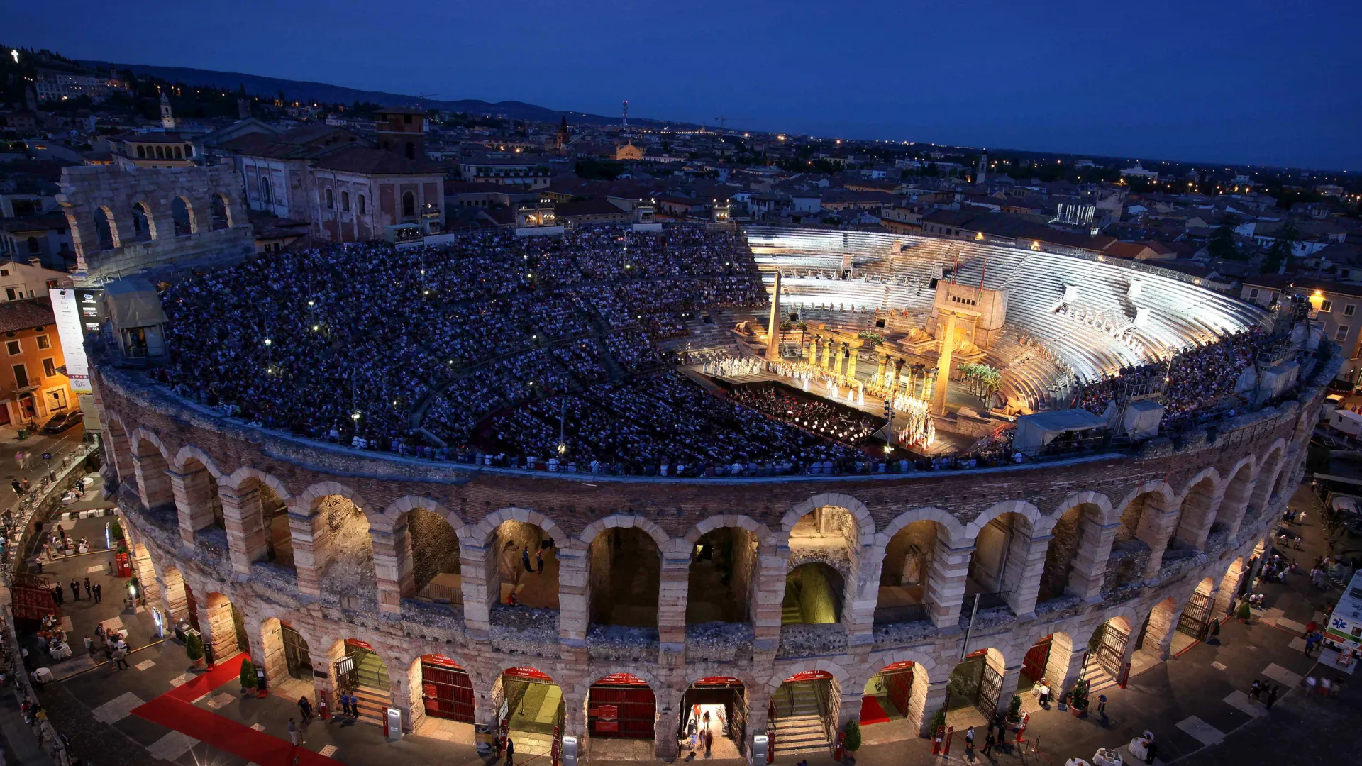 Et fyldt amfiteater i Verona Et fyldt amfiteater i Verona