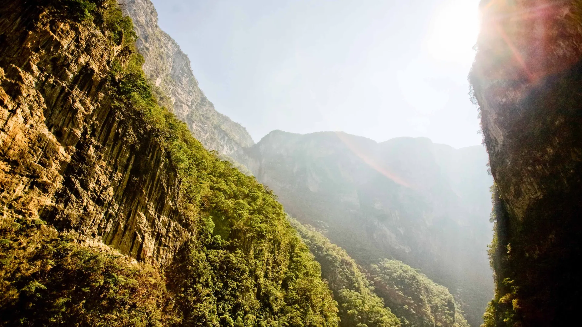Den majestætiske Sumidero-kløft rejser sig op til 1.000 meter over floden Río Grijalva Den majestætiske Sumidero-kløft rejser sig op til 1.000 meter over floden Río Grijalva