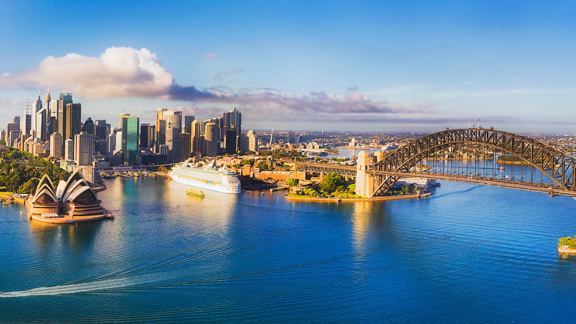 Sydney havn med Utzons berømte opera og "nytårs-fyrværkeri"-broen