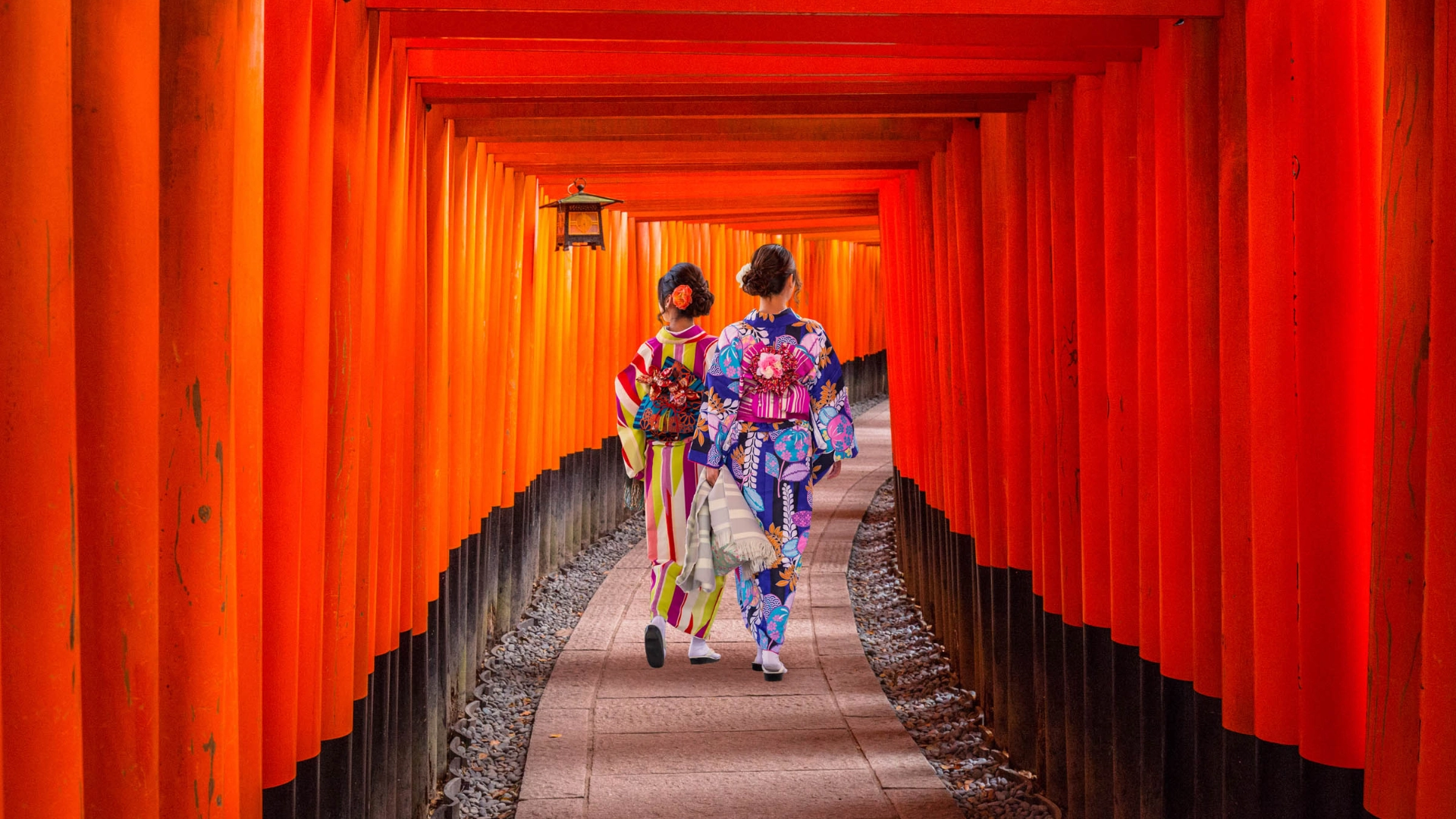 De hundredevis af torii-porte i Fushimi Inari-taisha