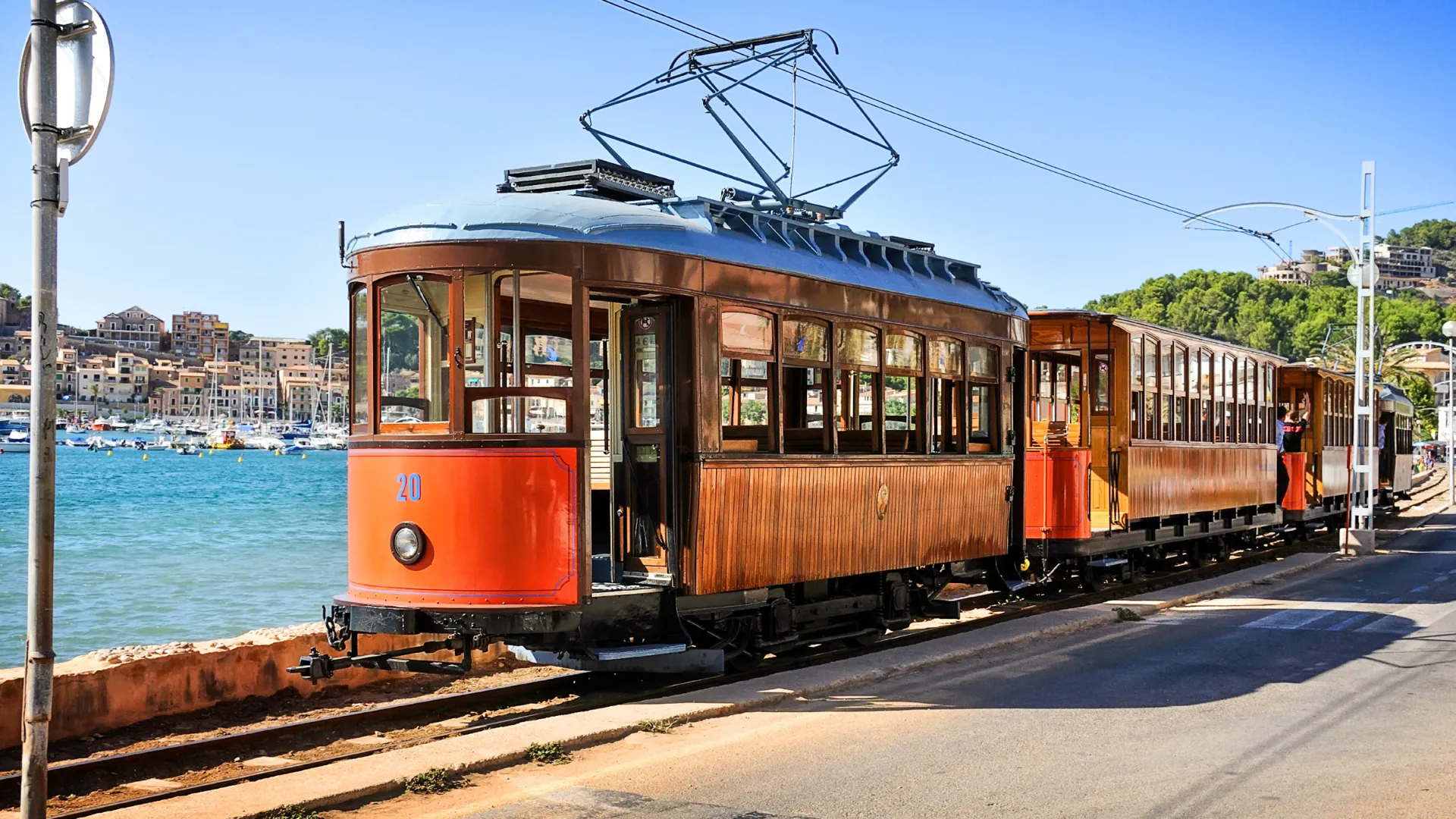 Den klassiske træsporvogn kører mellem Sóller og Port de Sóller