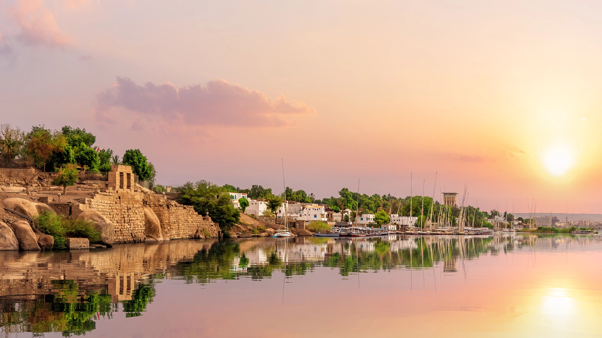 Stemningsbillede fra Aswan-området ved solnedgang med Felucca-både Stemningsbillede fra Aswan-området ved solnedgang med Felucca-både