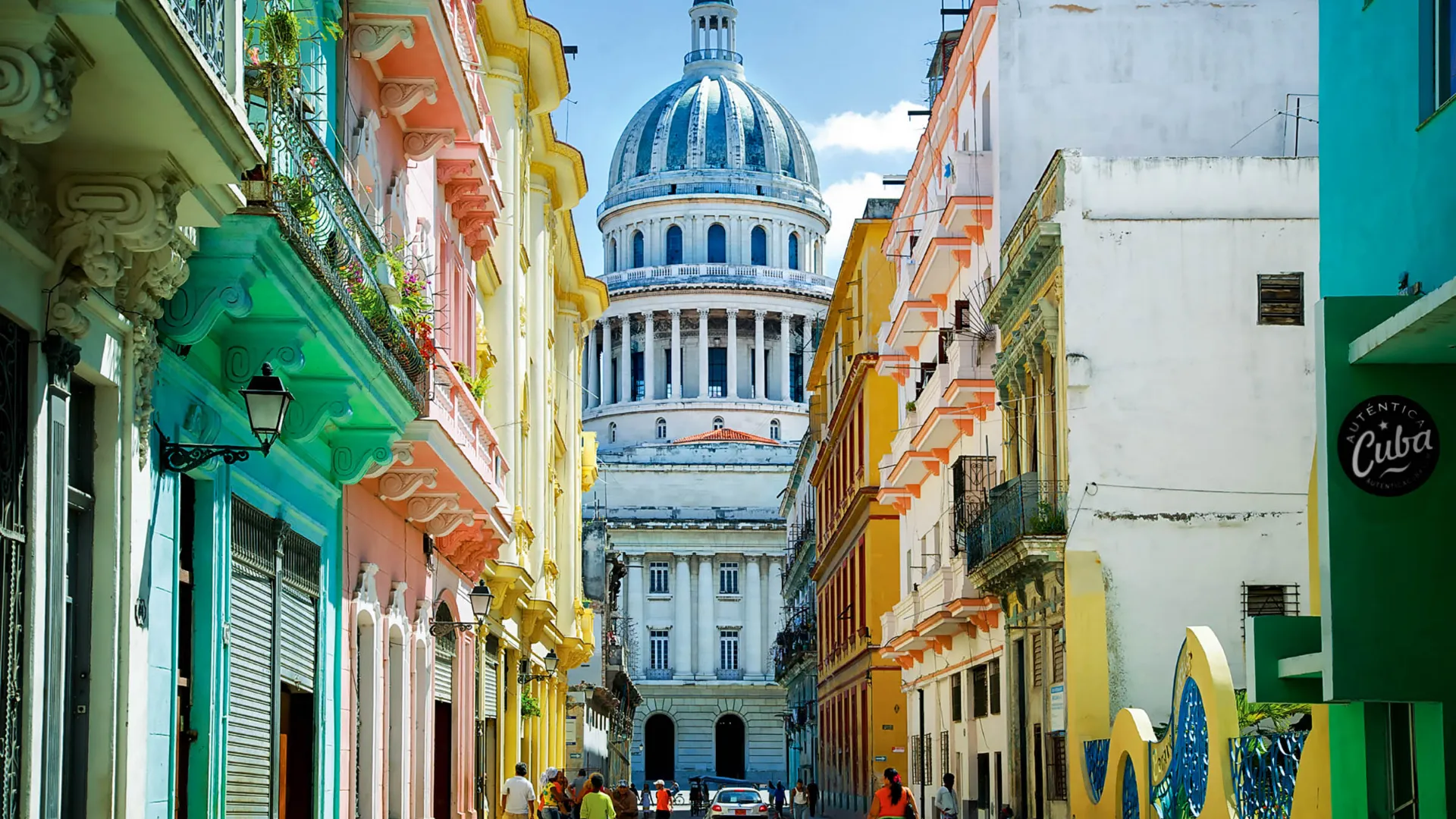El Capitolio i Havana flankeret af koloniale husfacader